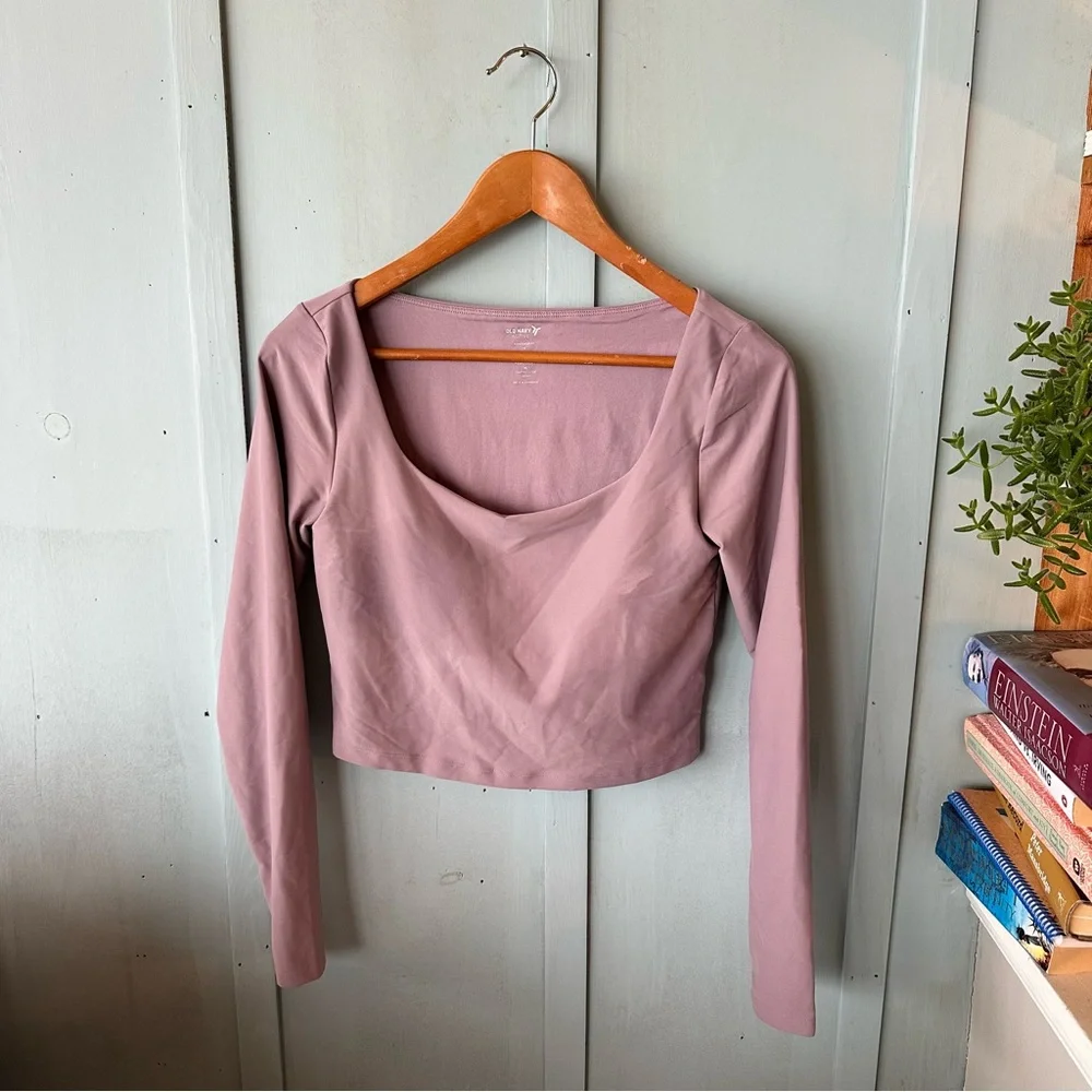 Old Navy Set PowerSoft Long-Sleeve Crop Support Top & High Waisted 7/8 Leggings - Picture 4 of 14